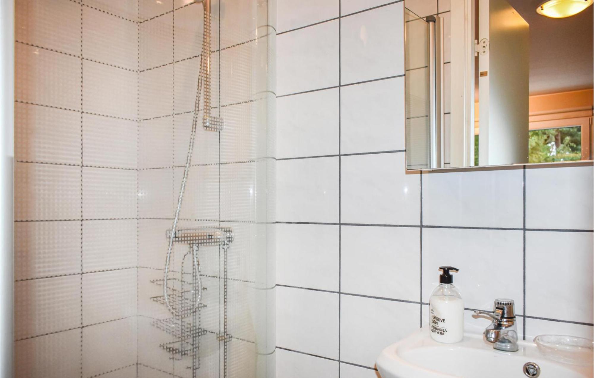 1 Bedroom Amazing Home In Hoellviken ภายนอก รูปภาพ